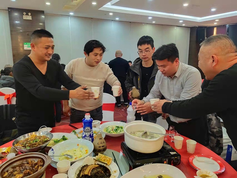 與會(huì)來賓，觥籌交錯(cuò)，一觴一詠