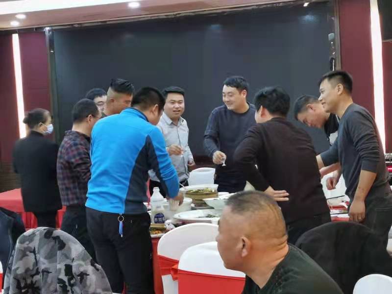 與會(huì)來賓，觥籌交錯(cuò)，一觴一詠