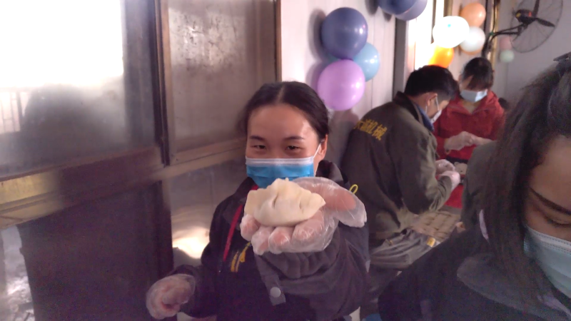 筷子取餡面中填，巧手捏出玲瓏褶